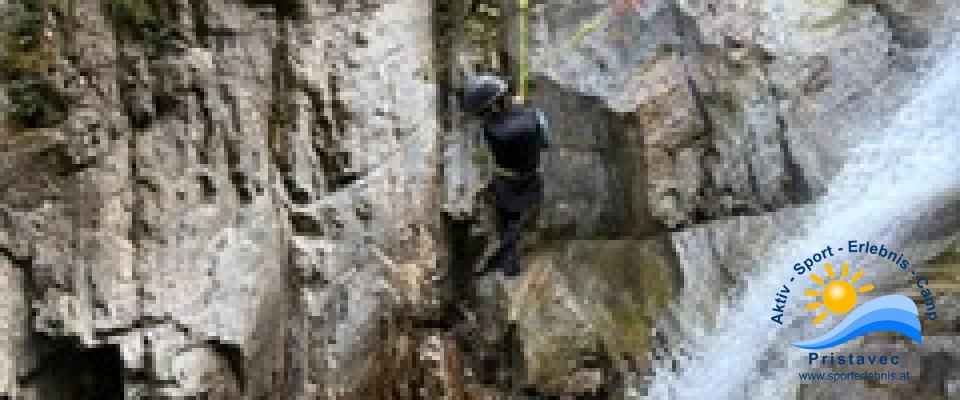 Canyoning der Sprung ins kühle Nass