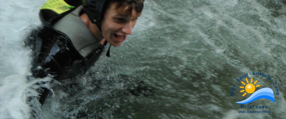 Canyoning schwimmend einen Tümpel durchqueren