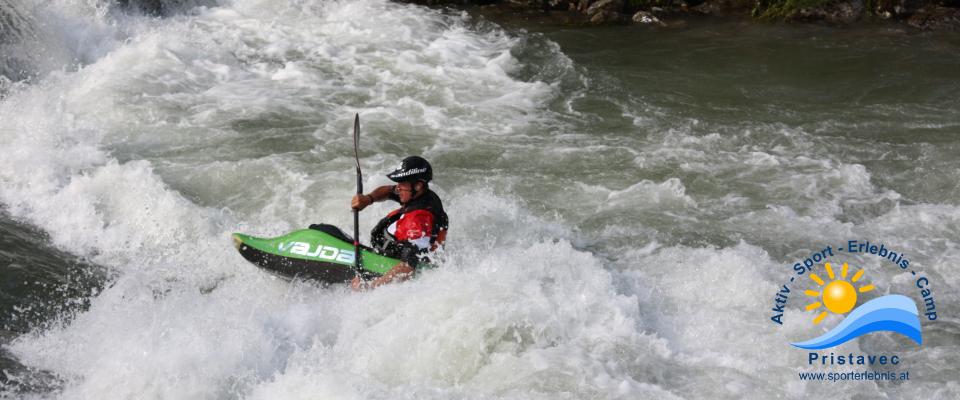 mit dem Kajak in der Surfwelle