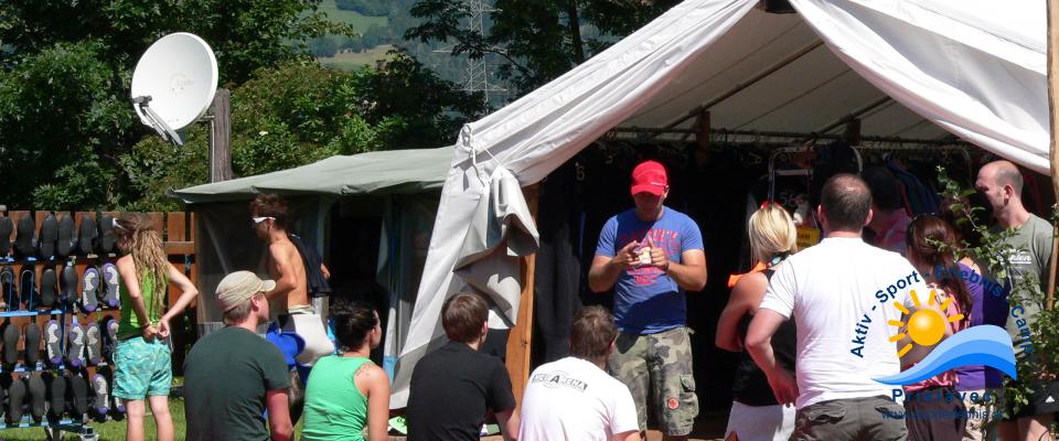 Schulsport Ausgabe der Neoprensausrüstung für Rafting oder Canyoning